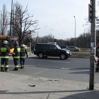 Samochód wpadł w przystanek na Żwirki i Wigury w Warszawie 