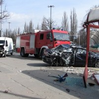 Samochód wpadł w przystanek na Żwirki i Wigury w Warszawie 