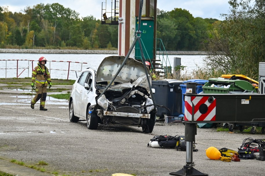 Samochód wyciągnięty na brzeg /PAP/Marcin Bielecki /PAP/EPA