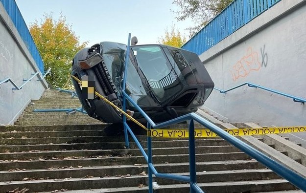 Samochód wylądował na barierkach /Policja /