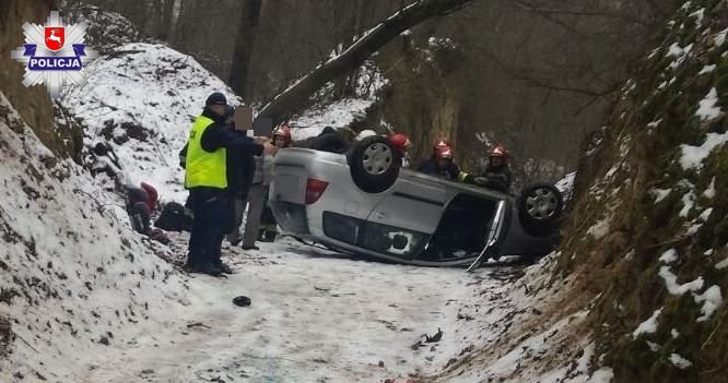 Samochód wylądował na dachu /Informacja prasowa