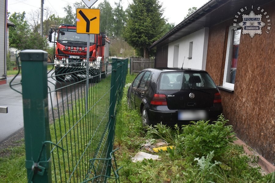 Samochód wylądował na posesji, fot. Śląska Policja /