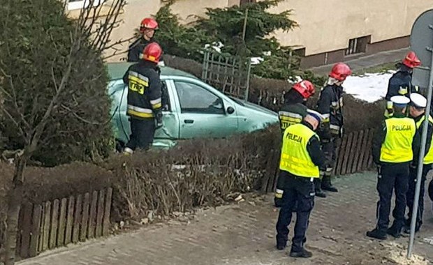 Samochód "wylądował" w ogródku. Jak kierowca to zrobił? 