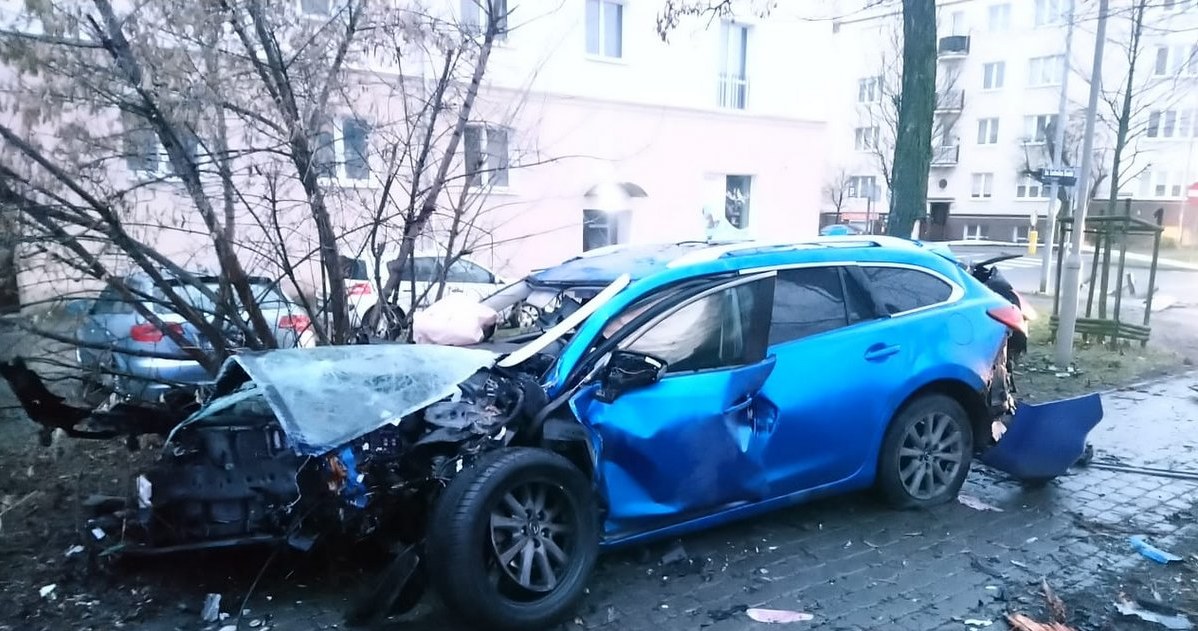 Samochód wypadł z drogi i z dużą siłą uderzył w drzewa /Policja