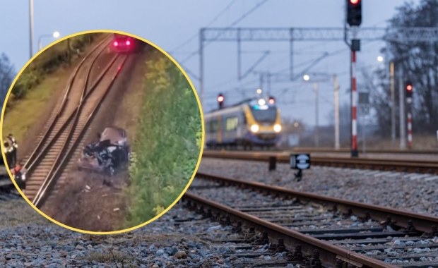 Samochód wypadł z wiaduktu na tory kolejowe. Pociąg zmiażdżył osobówkę