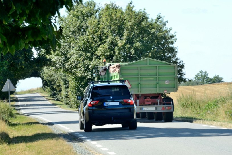 Samochód wyprzedzający nie traci żadnych praw z racji tego, że znajduje się na lewym pasie /Bartłomiej Magierowski /East News