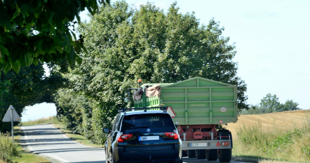 Samochód wyprzedzający nie traci żadnych praw z racji tego, że znajduje się na lewym pasie /Bartłomiej Magierowski /East News