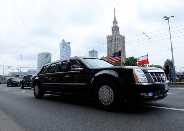 Samochód z amerykańskim prezydentem w drodze na Plac Zamkowy /Jacek Turczyk /PAP