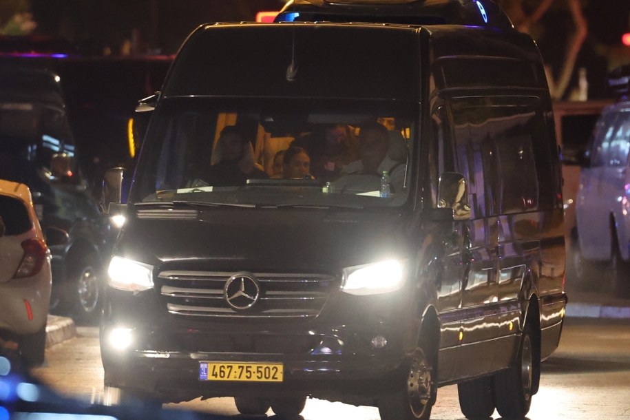 Samochód z grupą zakładników zwolnionych przez Hamas /ABIR SULTAN /PAP/EPA