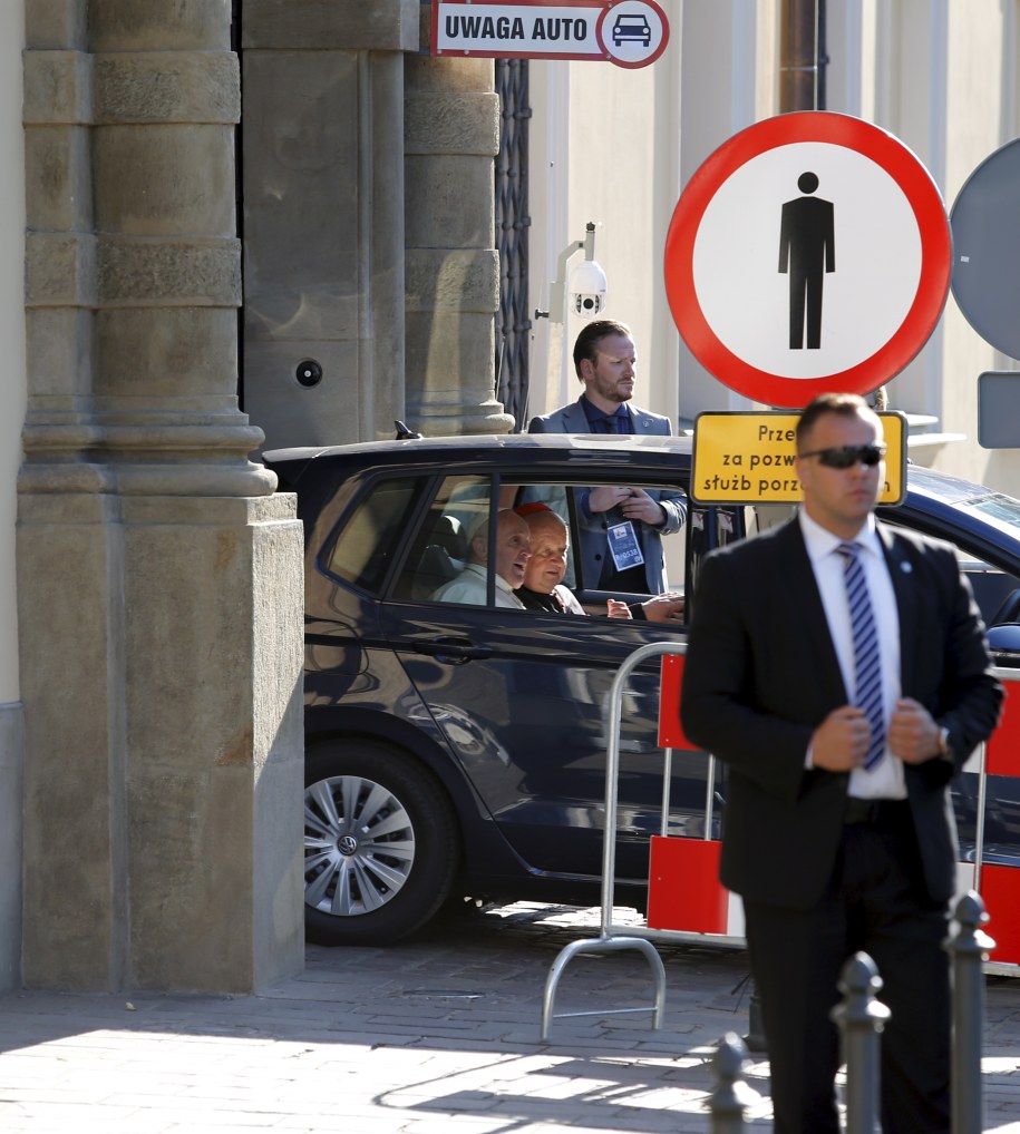 Samochód z papieżem Franciszkiem i kard. Stanisławem Dziwiszem wyjeżdża z krakowskiej kurii /Andrzej Grygiel /PAP