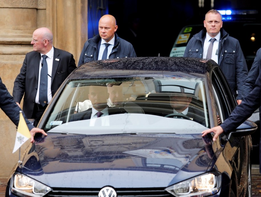 Samochód z papieżem Franciszkiem wyjeżdża z Domu Arcybiskupów Krakowskich /Andrzej Grygiel /PAP