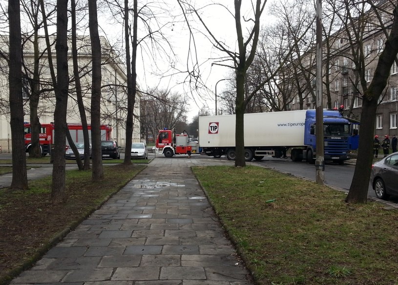 Samochód zahaczył o konar. W efekcie na miejscu pojawiły się trzy auta straży pożarnej, radiowóz, a przejaz został zablokowany /INTERIA.PL