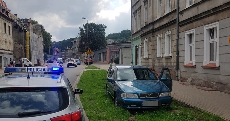 Samochód zatrzymał się na trawniku /Policja