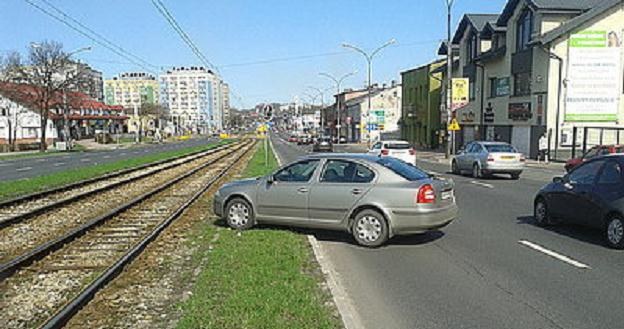 Samochód zatrzymał się w takiej pozycji /RMF