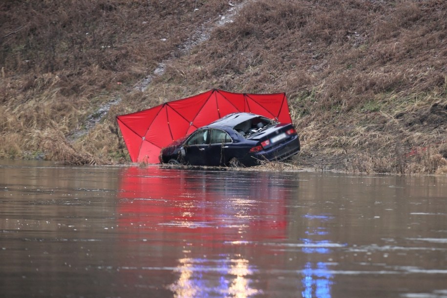 Samochód zauważył rano jeden z przechodniów / 	Lech Muszyński    /PAP