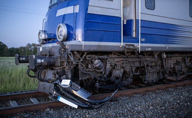 Samochód zderzył się z dwoma pociągami. 14-latek i jego matka w szpitalu