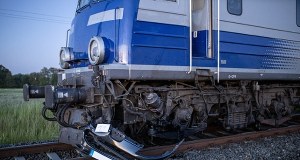 Samochód zderzył się z dwoma pociągami. 14-latek i jego matka w szpitalu