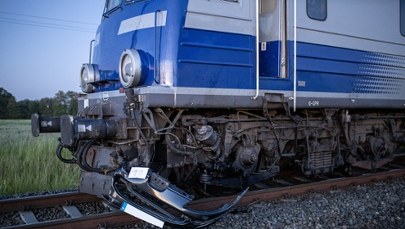 Samochód zderzył się z dwoma pociągami. 14-latek i jego matka w szpitalu