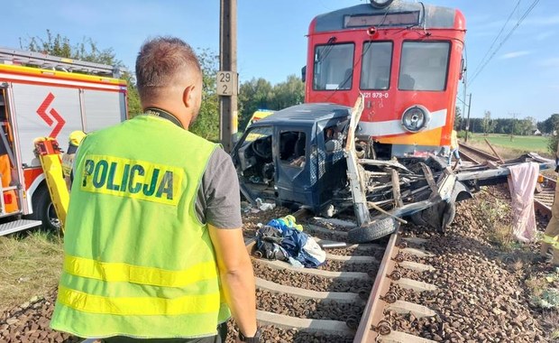 Samochód zderzył się z pociągiem. Dwie osoby nie żyją