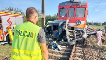 Samochód zderzył się z pociągiem. Dwie osoby nie żyją