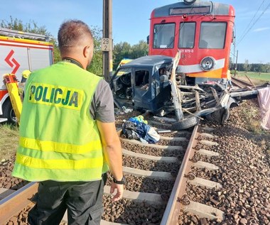 Samochód zderzył się z pociągiem. Dwie osoby nie żyją