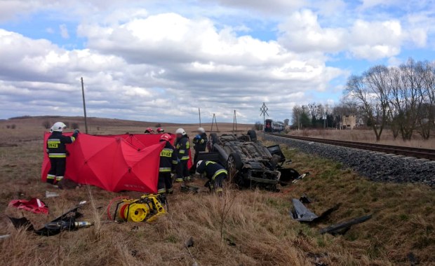 Samochód zderzył się z pociągiem Intercity. Jedna osoba zginęła