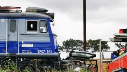 Samochód zderzył się z pociągiem. Kierowca zginął na miejscu