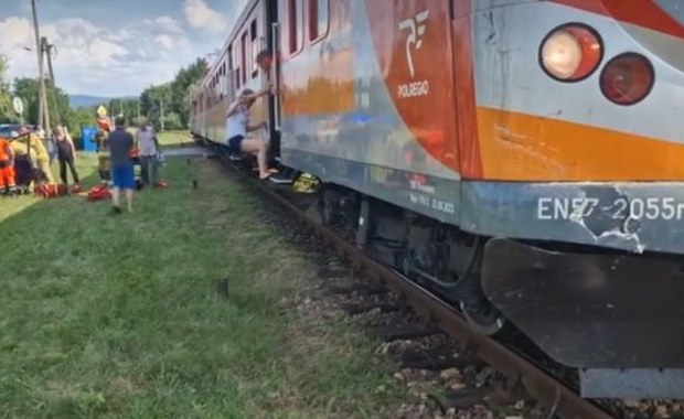 Samochód zderzył się z pociągiem w Andrychowie. Jedna osoba ranna