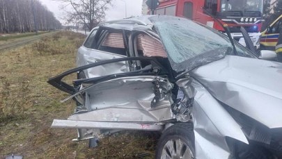 Samochód zderzył się z tramwajem. Trzy osoby poszkodowane