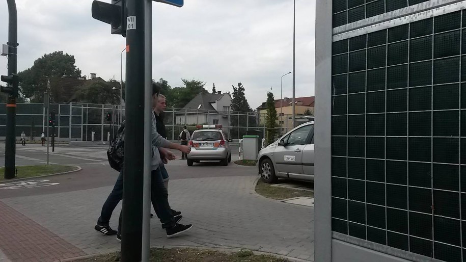 Samochód ZIKiT-u zaparkowany na chodniku /Przemysław Błaszczyk /RMF MAXX