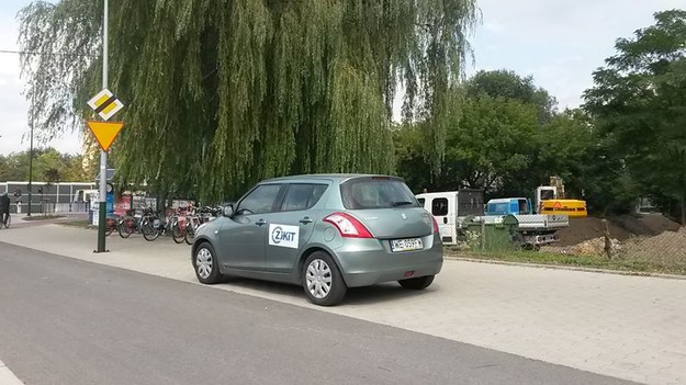 Samochód ZIKiT-u zaparkowany na chodniku /Przemysław Błaszczyk /RMF MAXX
