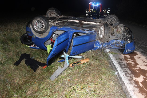 Samochód zjechał do przydrożnego rowu, odbił się od nasypu i drzewa i koziołkował /KWP Kraków /Policja