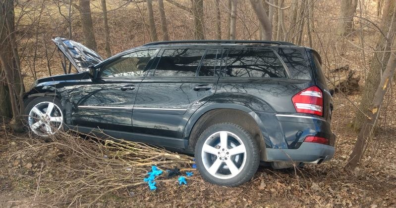 Samochód zjechał z drogi i powoli toczył się w kierunku skarpy /Policja