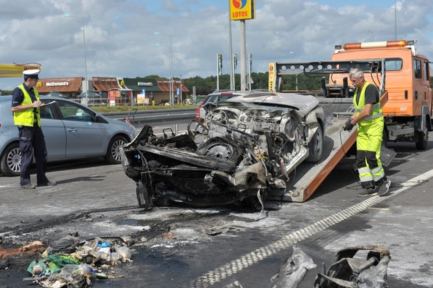 Samochód zniszczony w wypadku /Marcin Bielecki /PAP