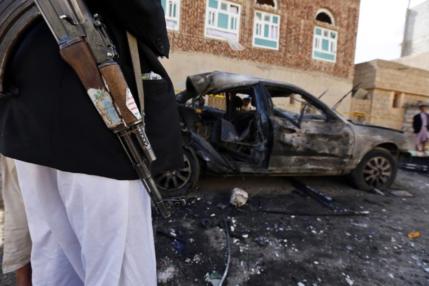 Samochód zniszczony w zamachu na jeden z meczetów /YAHYA ARHAB /PAP/EPA