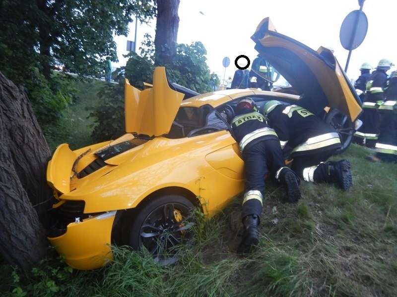 Samochód został mocno uszkodzony / Fot: PSP Krapkowice /Informacja prasowa