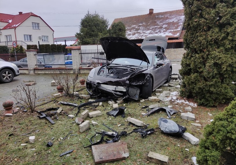 Samochód został mocno zniszczony, podobnie jak ogrodzenie / Fot: Straż pożarna /