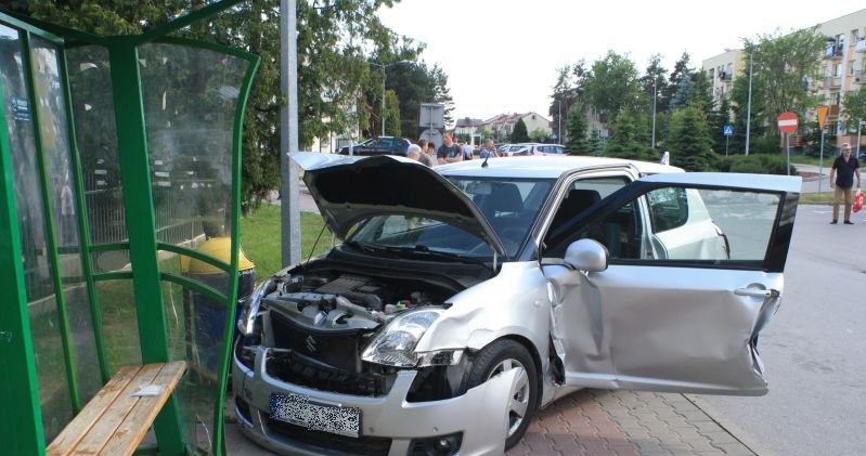 Samochód został rozbity, przystanek uszkodzony, a dziecko - lekko ranne /Informacja prasowa