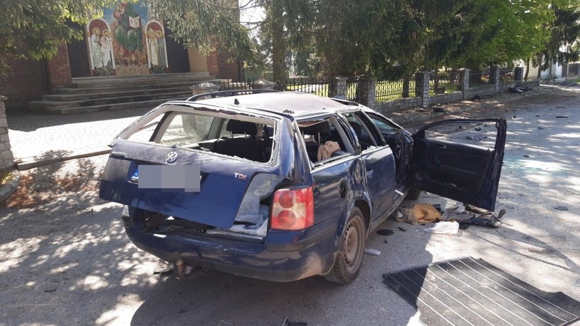 Samochód został zniszczony, a kierowca i pasażerka - ranni /Policja