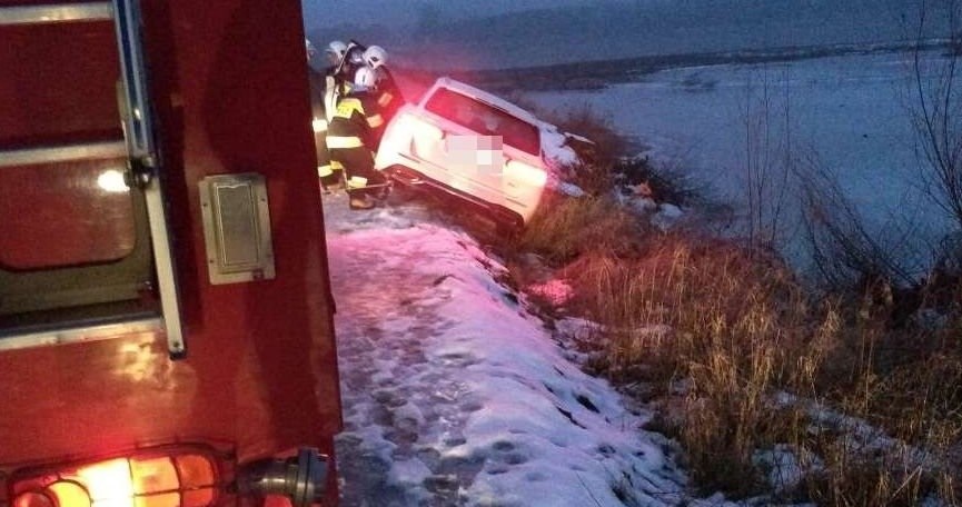 Samochód zsunął się z drogi /Informacja prasowa