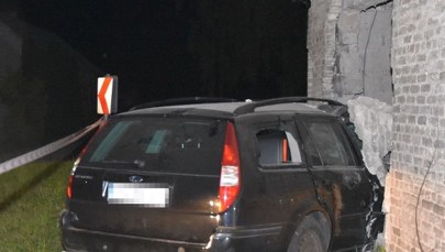 ​Samochodem wbił się w budynek. 30-latek był pijany