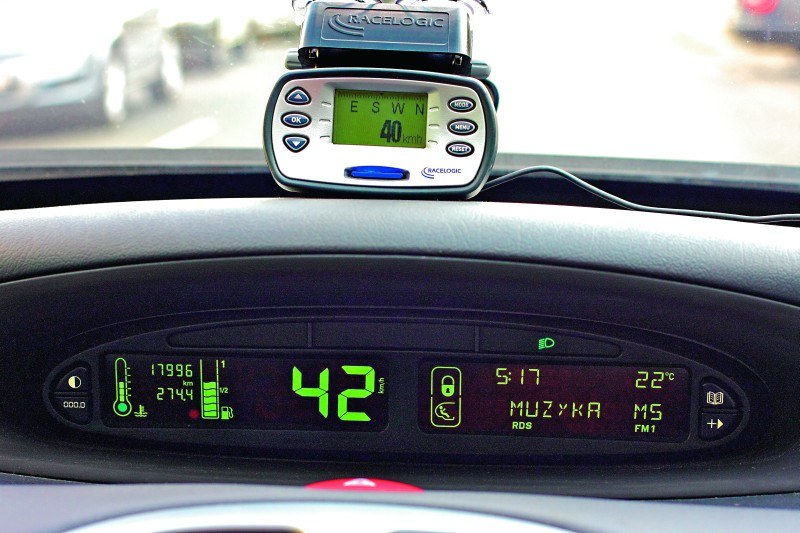 Samochodowe prędkościomierze wskazują bezpieczne, "optymistyczne" wartości. /Motor
