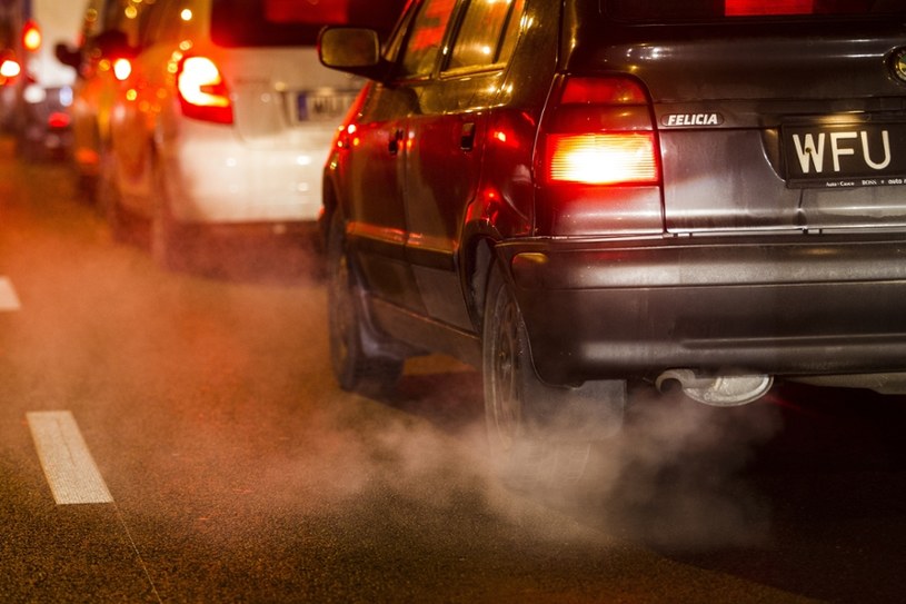 Samochodowe spaliny to tylko niewielki procent ogólnego zanieczyszczenia miast /Wojciech Olkuśnik /East News