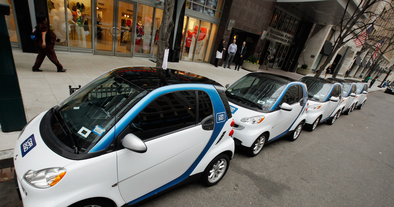 Samochody Car2go na ulicy Waszyngtonu. System działa również w wielu europejskich miastach /AFP