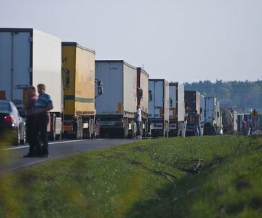 Samochody ciężarowe zalały boczne drogi. Cierpią wszyscy