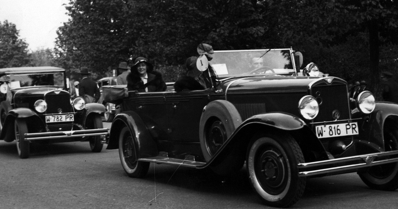 Samochody CWS w czasie "konkursu piękności", zorganizowanego przez Automobilklub Polski. Warszawa, maj 1931 roku. Pierwszy jedzie CWS T8, za nim CWS T1 /Archiwum Tomasza Szczerbickiego