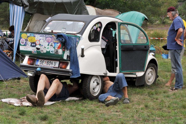 Samochody czasem wymagają napraw /AFP