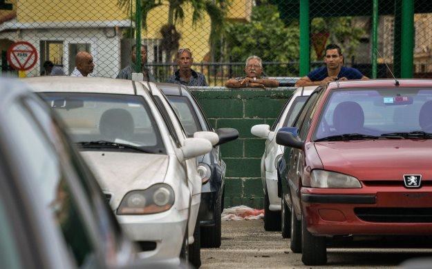 Samochody czekają, a Kubańczycy tęsknie patrzą... /AFP