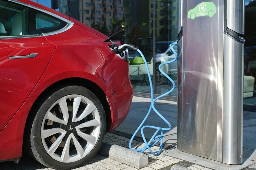 Samochody elektryczne mają wyraźnie stanieć do 2027 roku /Mateusz Grochocki /East News