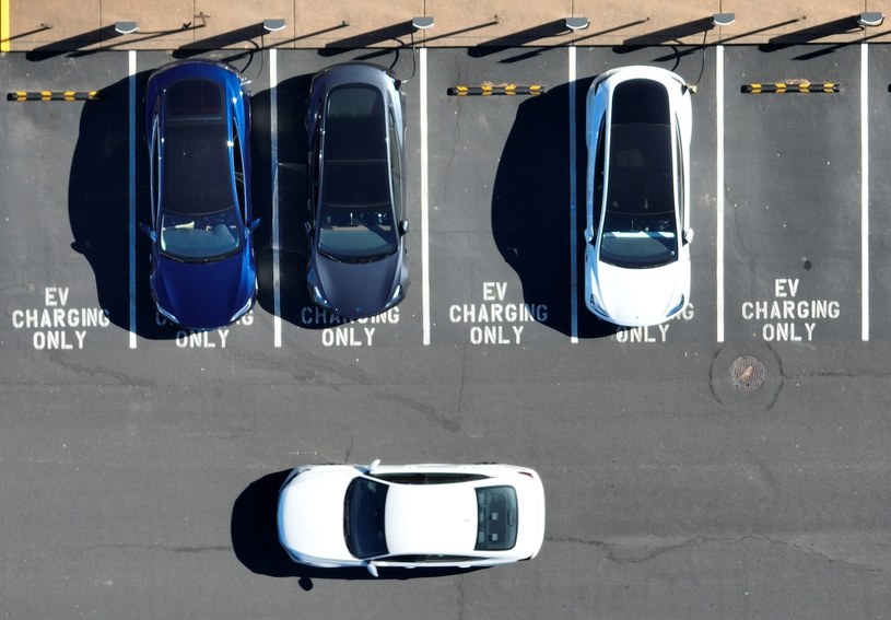 Samochody elektryczne nie emitują spalin, ale prąd od ich zasilania należy wytworzyć /Getty Images